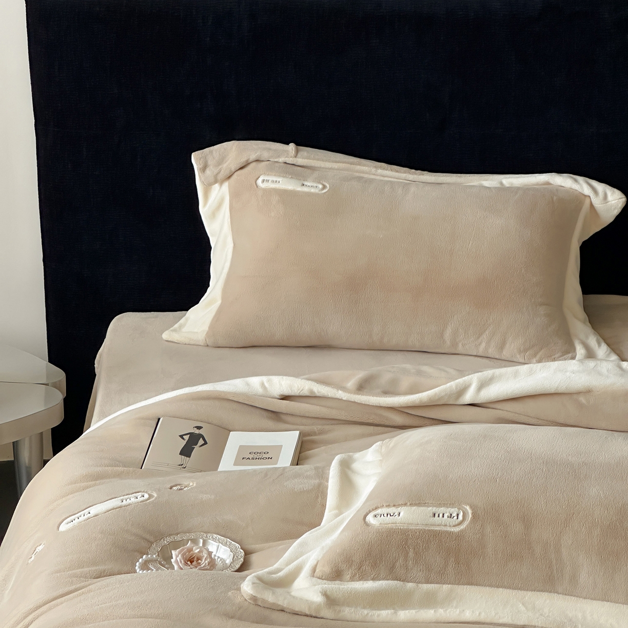 91家纺网 家纺一手货源 找家纺 JUICY 橘滋家纺 2025新款顶奢浪漫极简大拼角牛奶绒四件套-米兰庄园 （销售控价券后不低于398元 充值会员-20元） 米兰庄园-罗曼卡其