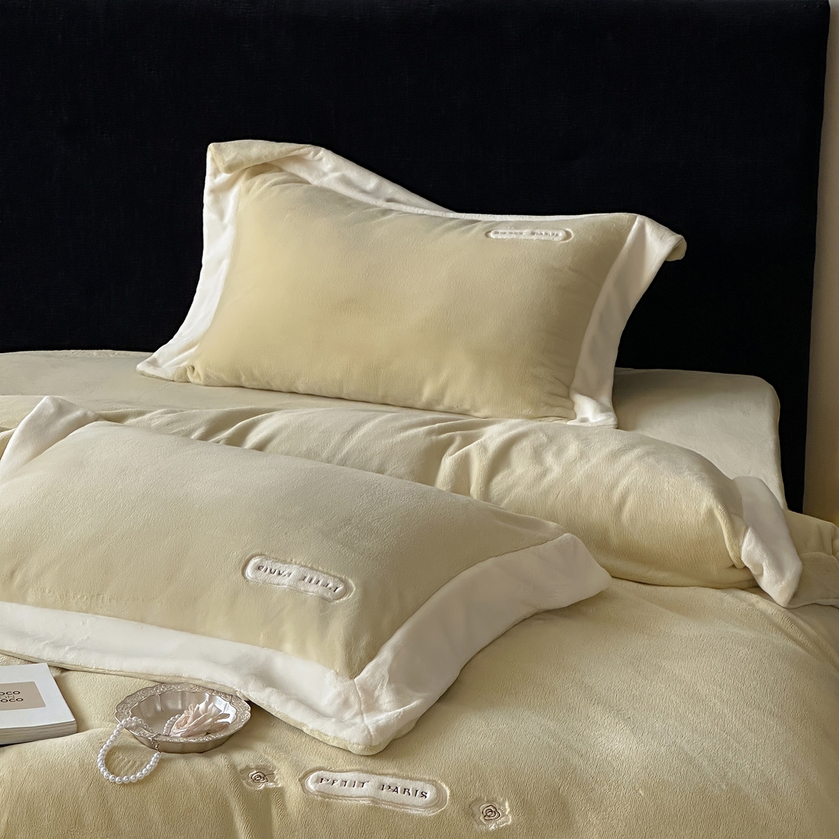 91家纺网 家纺一手货源 找家纺 JUICY 橘滋家纺 2025新款顶奢浪漫极简大拼角牛奶绒四件套-米兰庄园 （销售控价券后不低于398元 充值会员-20元） 米兰庄园-春日序曲