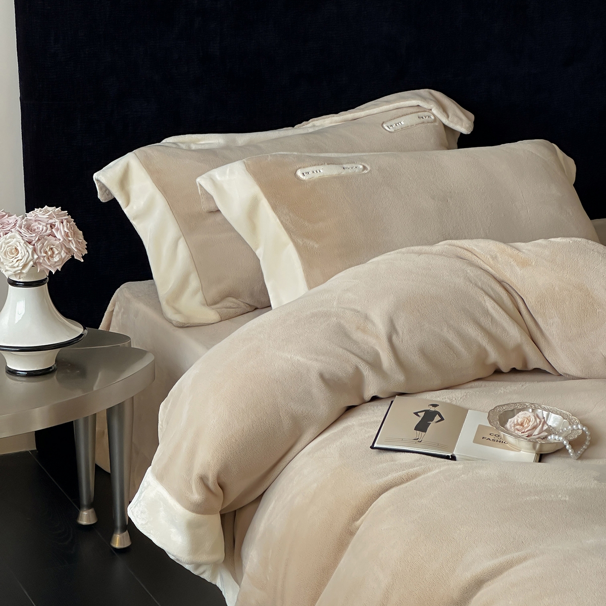 91家纺网 家纺一手货源 找家纺 JUICY 橘滋家纺 2025新款顶奢浪漫极简大拼角牛奶绒四件套-米兰庄园 （销售控价券后不低于398元 充值会员-20元） 米兰庄园-罗曼卡其