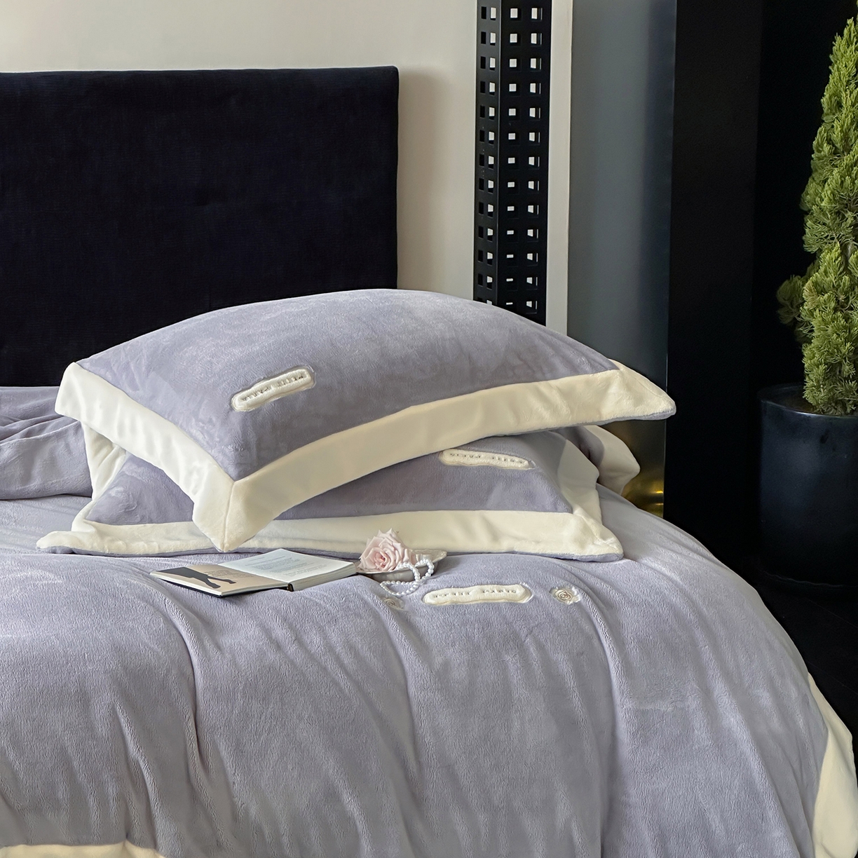 91家纺网 家纺一手货源 找家纺 JUICY 橘滋家纺 2025新款顶奢浪漫极简大拼角牛奶绒四件套-米兰庄园 （销售控价券后不低于398元 充值会员-20元） 米兰庄园-薄雾情书