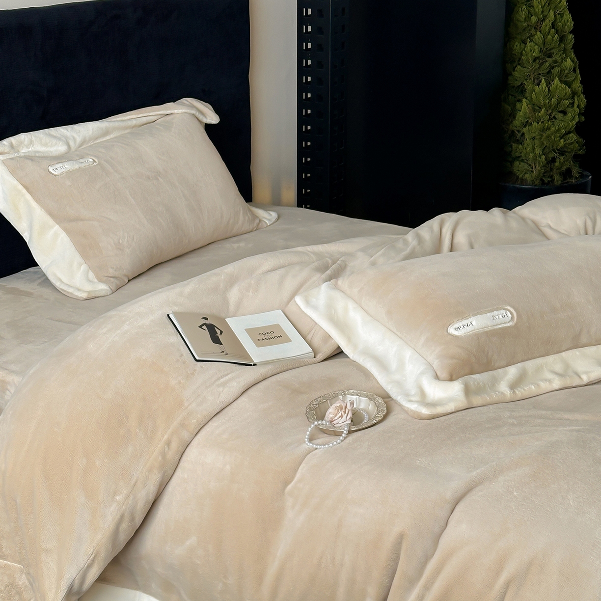 91家纺网 家纺一手货源 找家纺 JUICY 橘滋家纺 2025新款顶奢浪漫极简大拼角牛奶绒四件套-米兰庄园 （销售控价券后不低于398元 充值会员-20元） 米兰庄园-罗曼卡其