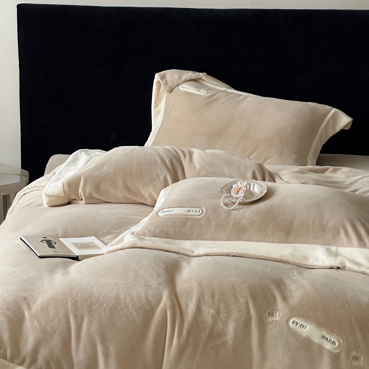 91家纺网 家纺一手货源 找家纺 JUICY 橘滋家纺 2025新款顶奢浪漫极简大拼角牛奶绒四件套-米兰庄园 （销售控价券后不低于398元 充值会员-20元） 米兰庄园-罗曼卡其