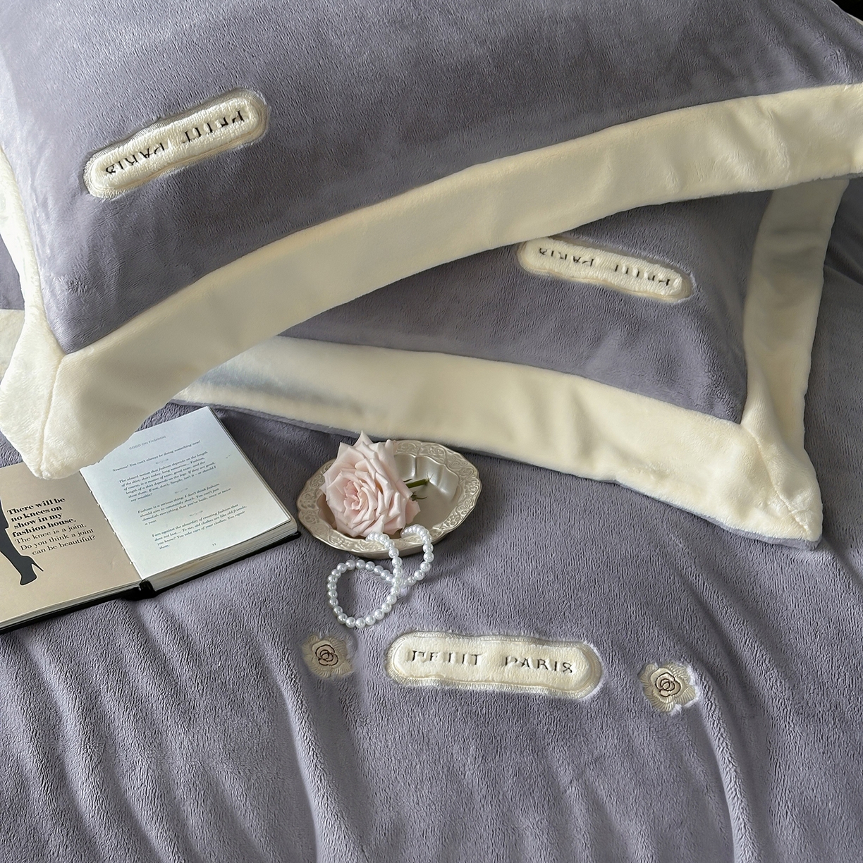 91家纺网 家纺一手货源 找家纺 JUICY 橘滋家纺 2025新款顶奢浪漫极简大拼角牛奶绒四件套-米兰庄园 （销售控价券后不低于398元 充值会员-20元） 米兰庄园-薄雾情书