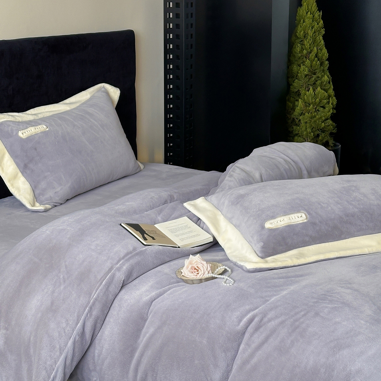 91家纺网 家纺一手货源 找家纺 JUICY 橘滋家纺 2025新款顶奢浪漫极简大拼角牛奶绒四件套-米兰庄园 （销售控价券后不低于398元 充值会员-20元） 米兰庄园-薄雾情书