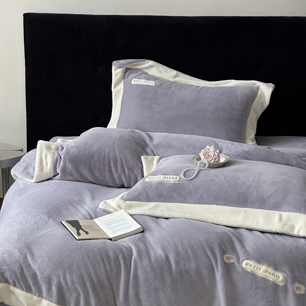 91家纺网 家纺一手货源 找家纺 JUICY 橘滋家纺 2025新款顶奢浪漫极简大拼角牛奶绒四件套-米兰庄园 （销售控价券后不低于398元 充值会员-20元） 米兰庄园-薄雾情书