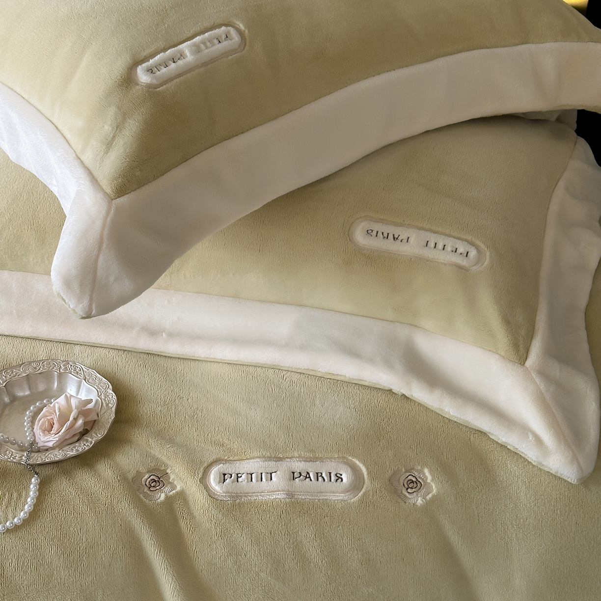 91家纺网 家纺一手货源 找家纺 JUICY 橘滋家纺 2025新款顶奢浪漫极简大拼角牛奶绒四件套-米兰庄园 （销售控价券后不低于398元 充值会员-20元） 米兰庄园-春日序曲