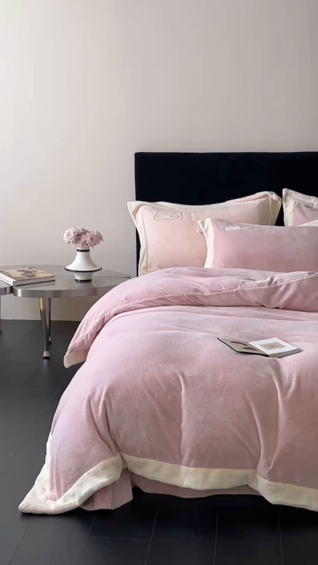 91家纺网 家纺一手货源 找家纺 （总）JUICY 橘滋家纺 2025新款顶奢浪漫极简大拼角牛奶绒四件套-米兰庄园 （销售控价券后不低于398元 充值会员-20元）