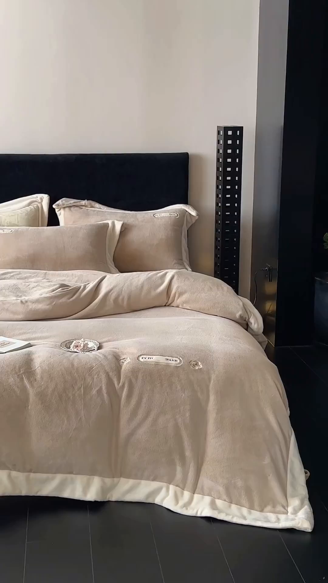 91家纺网 家纺一手货源 找家纺 JUICY 橘滋家纺 2025新款顶奢浪漫极简大拼角牛奶绒四件套-米兰庄园 （销售控价券后不低于398元 充值会员-20元） 米兰庄园-罗曼卡其