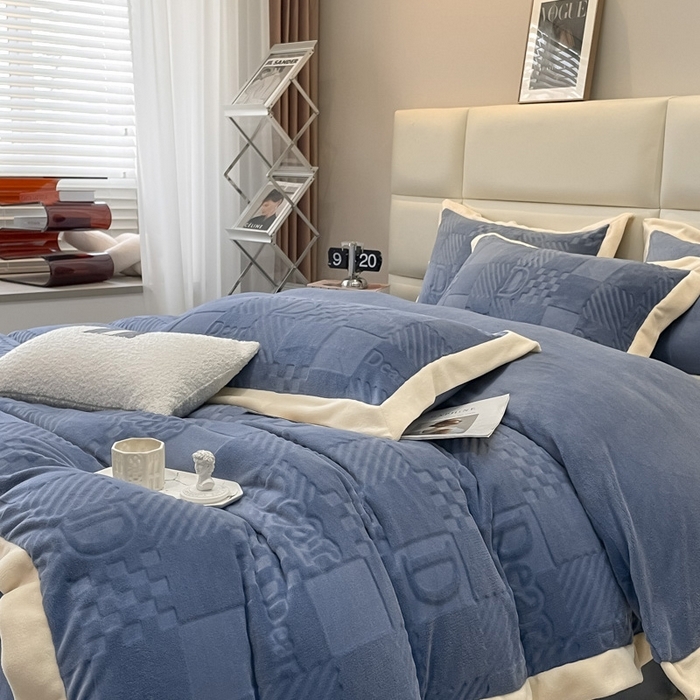 91家纺网 家纺一手货源 找家纺 艾佳 2025新款5D雕花牛奶绒拼角宽边工艺四件套-唯爱系列 唯爱-星空蓝