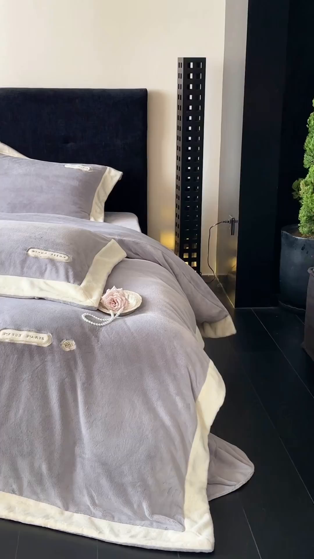 91家纺网 家纺一手货源 找家纺 JUICY 橘滋家纺 2025新款顶奢浪漫极简大拼角牛奶绒四件套-米兰庄园 （销售控价券后不低于398元 充值会员-20元） 米兰庄园-薄雾情书