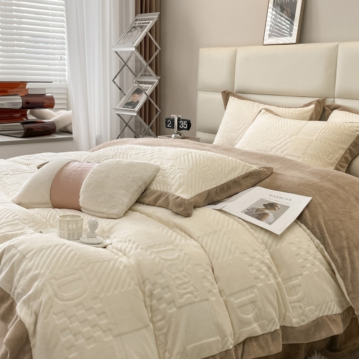 91家纺网 家纺一手货源 找家纺 艾佳 2025新款5D雕花牛奶绒拼角宽边工艺四件套-唯爱系列 唯爱-奶酪白咖