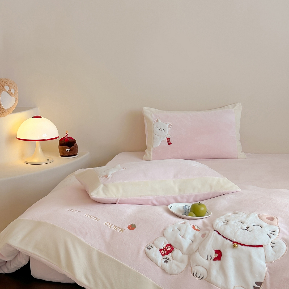 91家纺网 家纺一手货源 找家纺 （总）JUICY 橘滋家纺 2025新款高定敲可爱招财猫牛奶奢绒系列四件套 （线上控价 券后不低于368元）