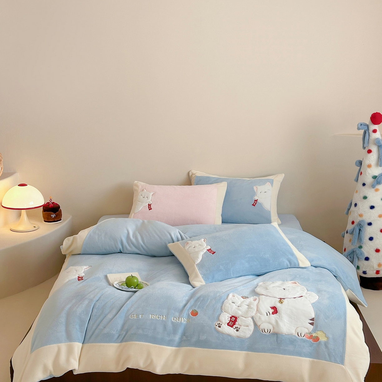 91家纺网 家纺一手货源 找家纺 （总）JUICY 橘滋家纺 2025新款高定敲可爱招财猫牛奶奢绒系列四件套 （线上控价 券后不低于368元）