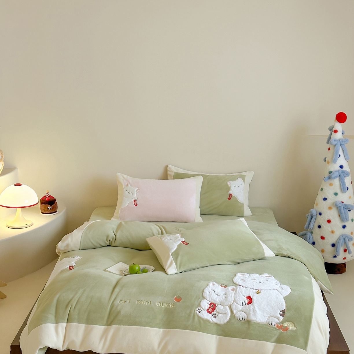 91家纺网 家纺一手货源 找家纺 （总）JUICY 橘滋家纺 2025新款高定敲可爱招财猫牛奶奢绒系列四件套 （线上控价 券后不低于368元）