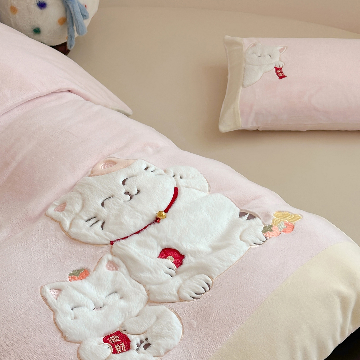 91家纺网 家纺一手货源 找家纺 （总）JUICY 橘滋家纺 2025新款高定敲可爱招财猫牛奶奢绒系列四件套 （线上控价 券后不低于368元）