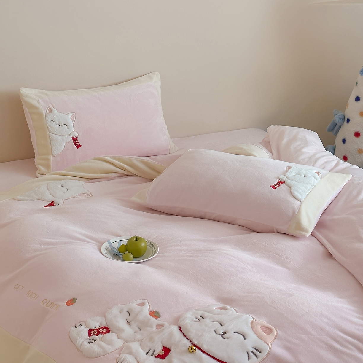 91家纺网 家纺一手货源 找家纺 （总）JUICY 橘滋家纺 2025新款高定敲可爱招财猫牛奶奢绒系列四件套 （线上控价 券后不低于368元）