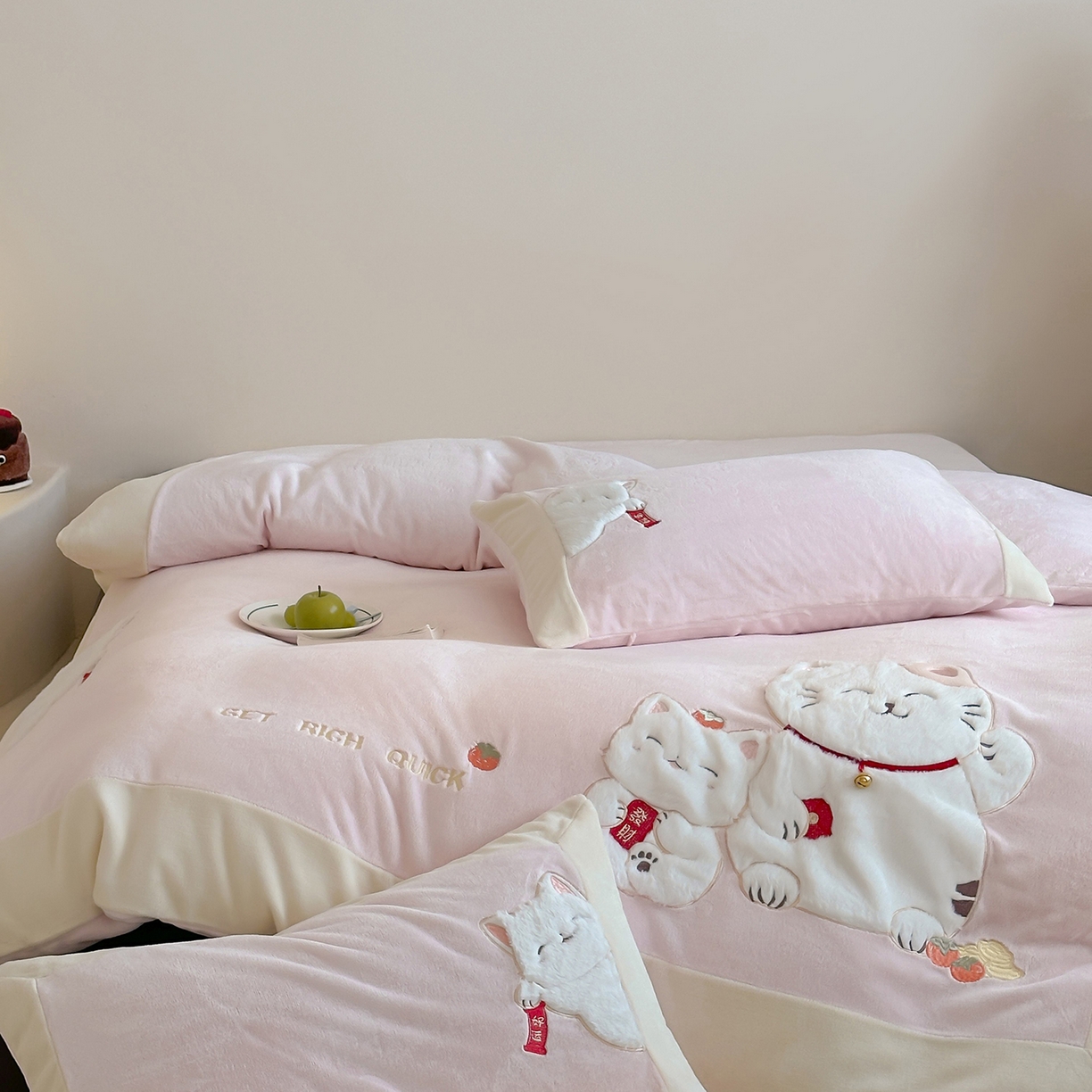 91家纺网 家纺一手货源 找家纺 （总）JUICY 橘滋家纺 2025新款高定敲可爱招财猫牛奶奢绒系列四件套 （线上控价 券后不低于368元）