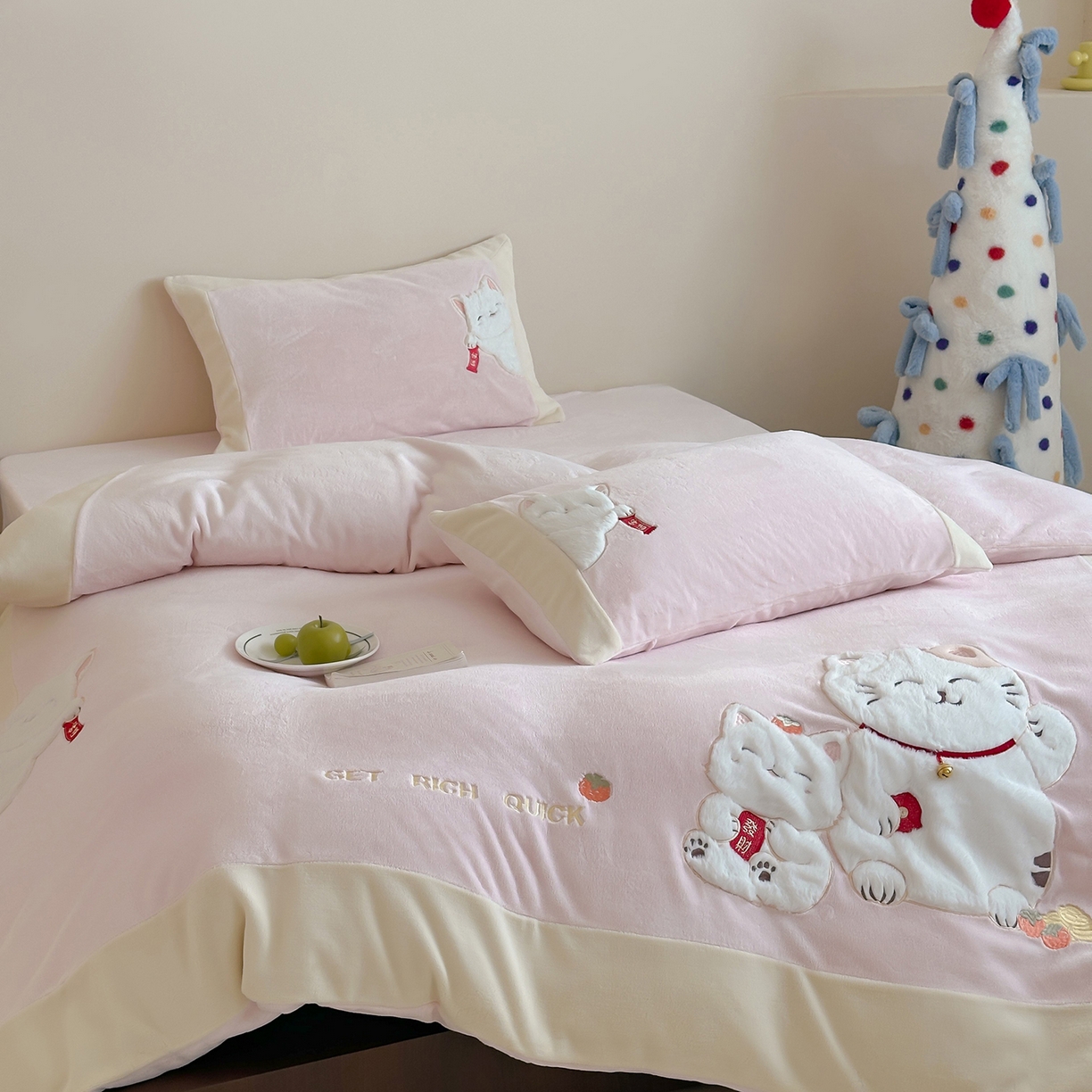 91家纺网 家纺一手货源 找家纺 （总）JUICY 橘滋家纺 2025新款高定敲可爱招财猫牛奶奢绒系列四件套 （线上控价 券后不低于368元）