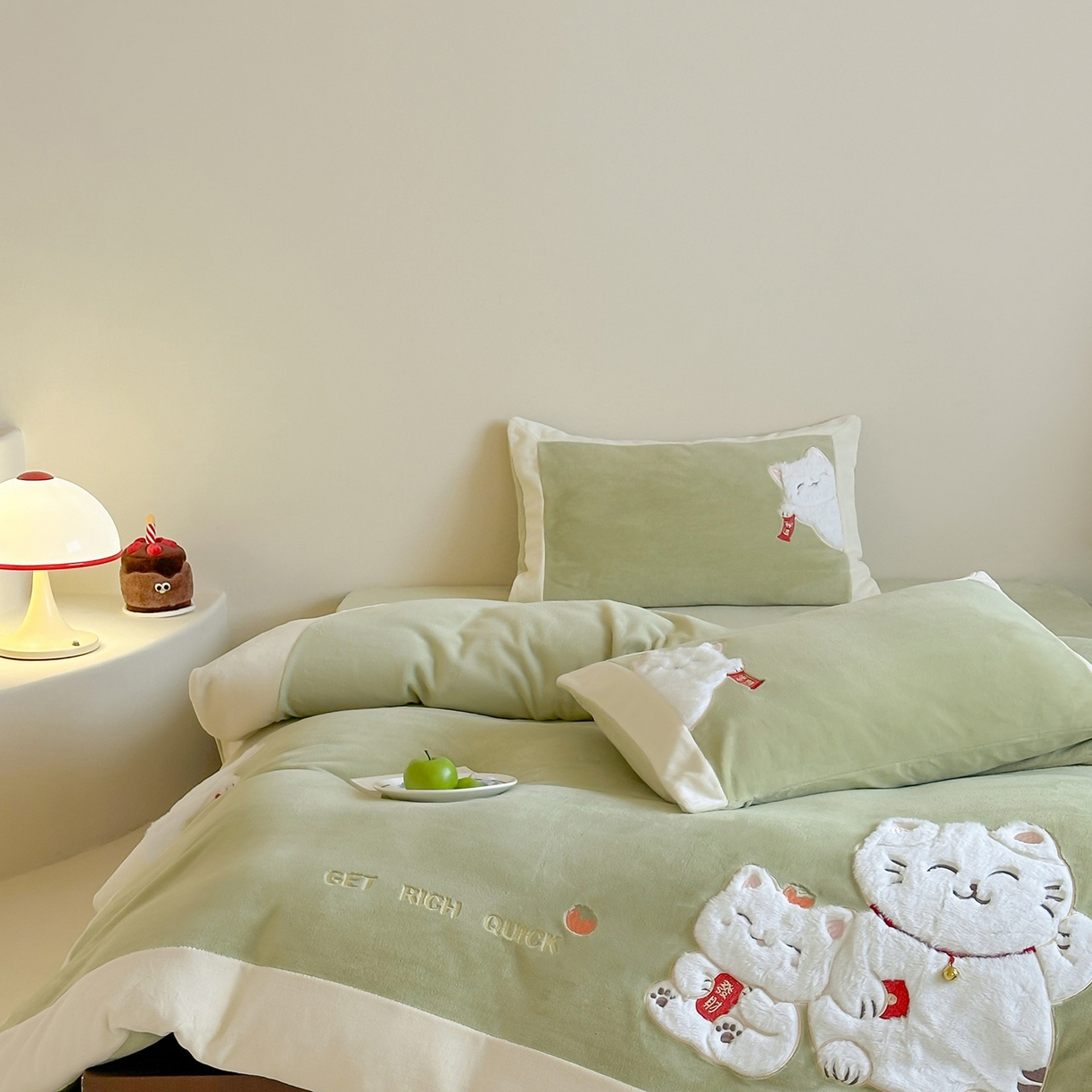 91家纺网 家纺一手货源 找家纺 JUICY 橘滋家纺 2025新款高定敲可爱招财猫牛奶奢绒系列四件套 （线上控价 券后不低于368元） 福抱抱招财猫-新春萌芽