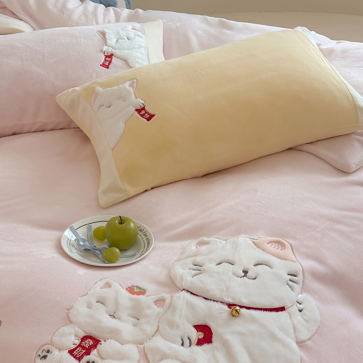 91家纺网 家纺一手货源 找家纺 （总）JUICY 橘滋家纺 2025新款高定敲可爱招财猫牛奶奢绒系列四件套 （线上控价 券后不低于368元）