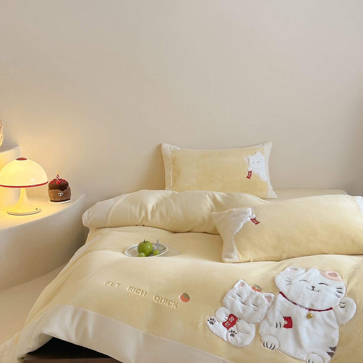 91家纺网 家纺一手货源 找家纺 JUICY 橘滋家纺 2025新款高定敲可爱招财猫牛奶奢绒系列四件套 （线上控价 券后不低于368元） 福抱抱招财猫-阳光奶酪