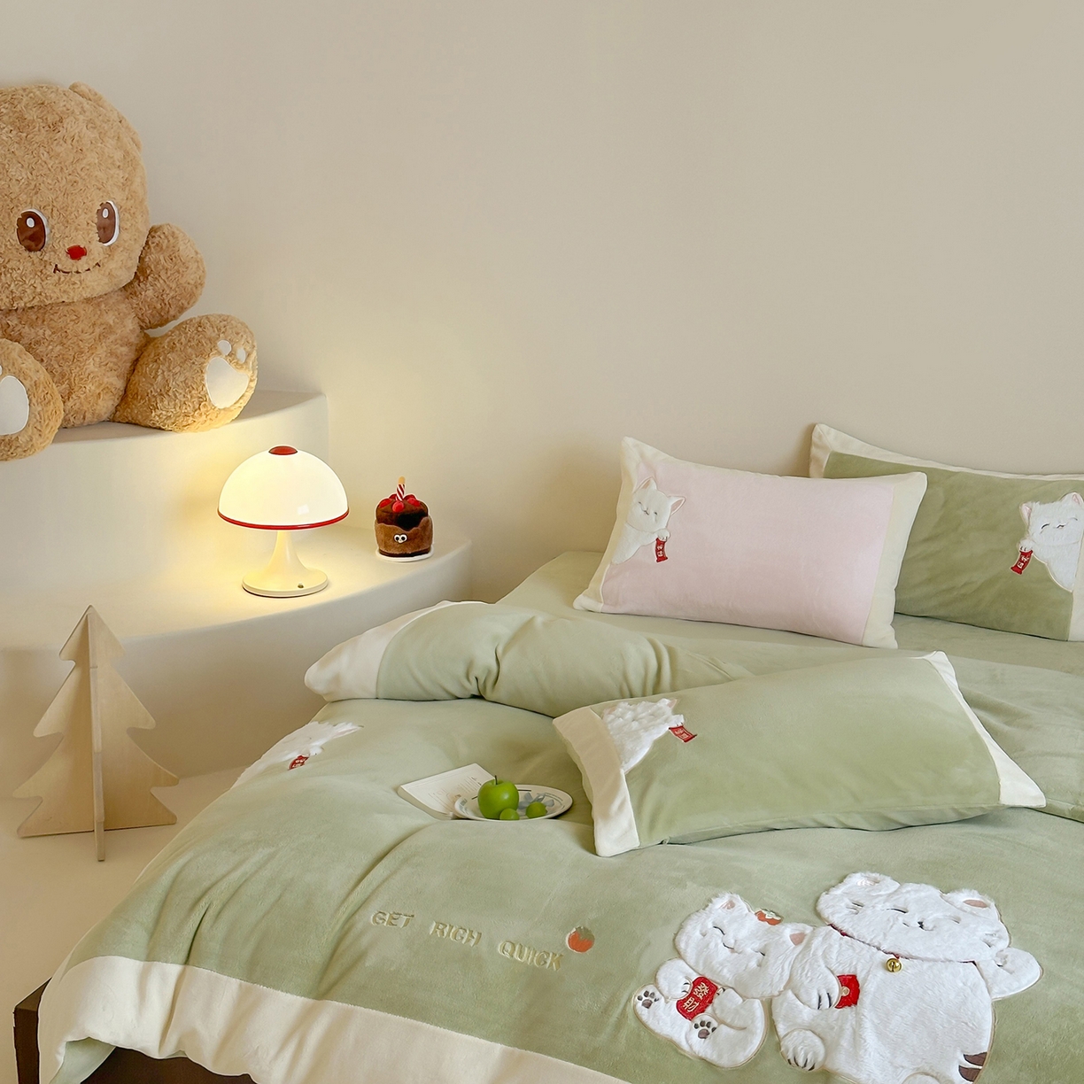 91家纺网 家纺一手货源 找家纺 JUICY 橘滋家纺 2025新款高定敲可爱招财猫牛奶奢绒系列四件套 （线上控价 券后不低于368元） 福抱抱招财猫-新春萌芽