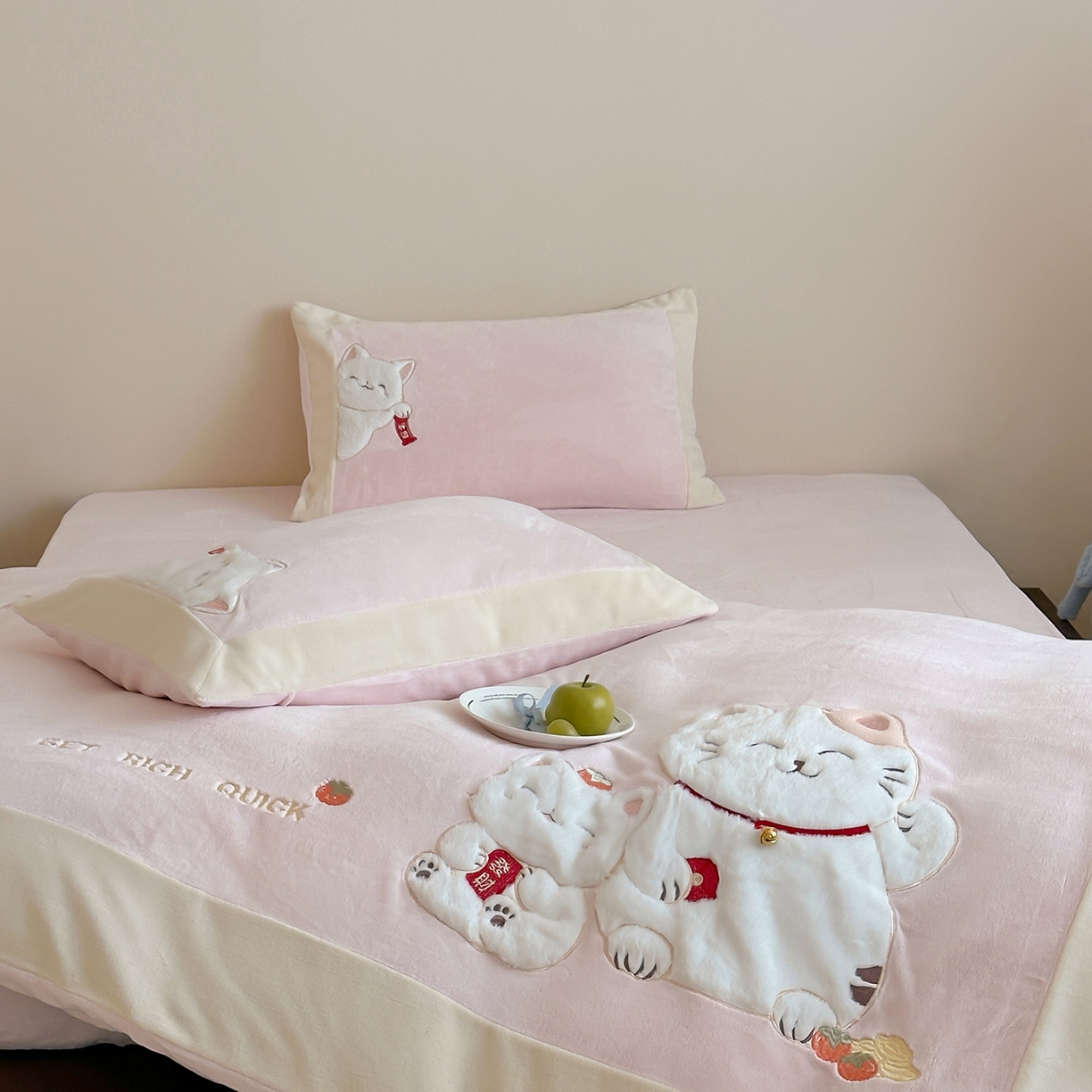 91家纺网 家纺一手货源 找家纺 JUICY 橘滋家纺 2025新款高定敲可爱招财猫牛奶奢绒系列四件套 （线上控价 券后不低于368元） 福抱抱招财猫-蜜桃软糖