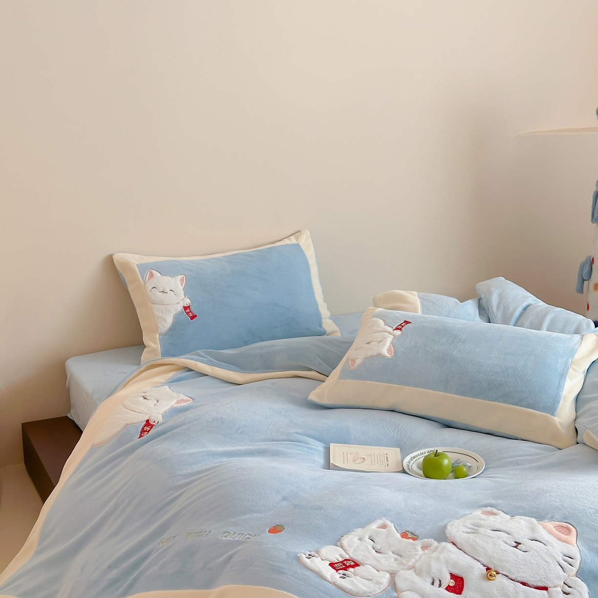 91家纺网 家纺一手货源 找家纺 JUICY 橘滋家纺 2025新款高定敲可爱招财猫牛奶奢绒系列四件套 （线上控价 券后不低于368元） 福抱抱招财猫-晴空微云