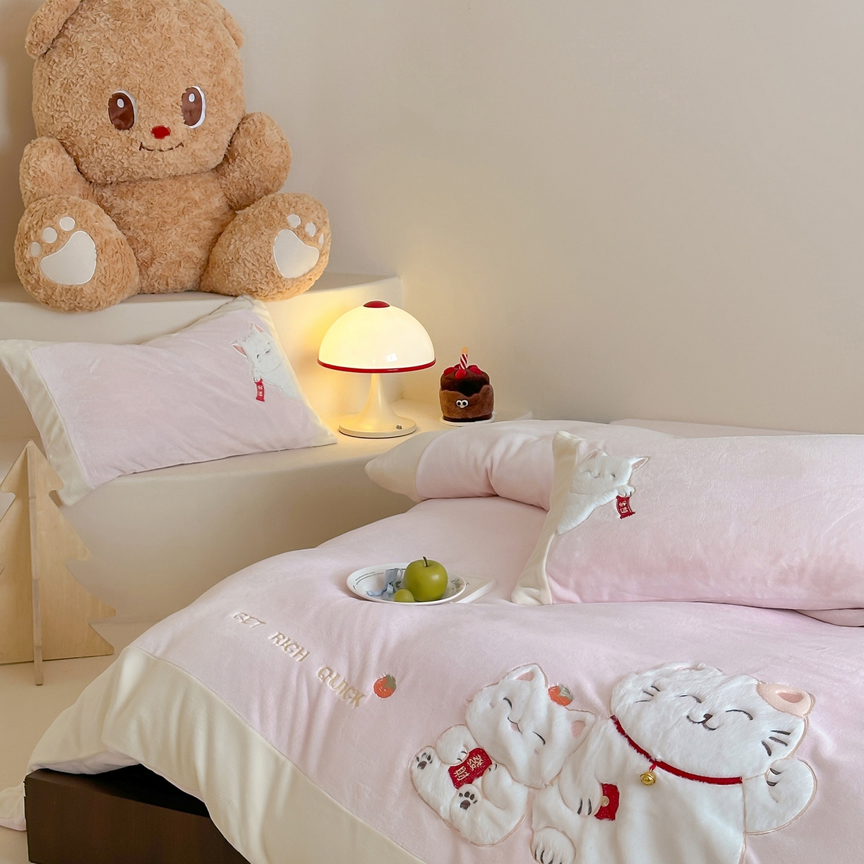 91家纺网 家纺一手货源 找家纺 （总）JUICY 橘滋家纺 2025新款高定敲可爱招财猫牛奶奢绒系列四件套 （线上控价 券后不低于368元）