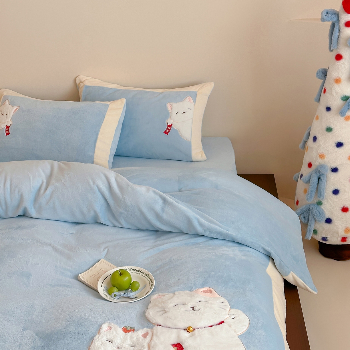 91家纺网 家纺一手货源 找家纺 JUICY 橘滋家纺 2025新款高定敲可爱招财猫牛奶奢绒系列四件套 （线上控价 券后不低于368元） 福抱抱招财猫-晴空微云