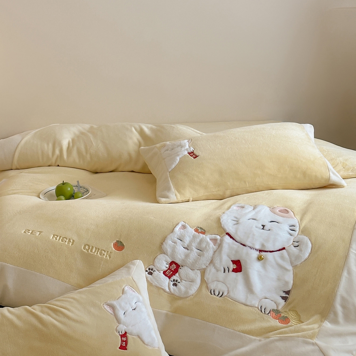 91家纺网 家纺一手货源 找家纺 JUICY 橘滋家纺 2025新款高定敲可爱招财猫牛奶奢绒系列四件套 （线上控价 券后不低于368元） 福抱抱招财猫-阳光奶酪