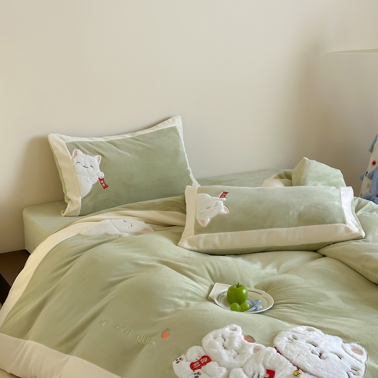 91家纺网 家纺一手货源 找家纺 JUICY 橘滋家纺 2025新款高定敲可爱招财猫牛奶奢绒系列四件套 （线上控价 券后不低于368元） 福抱抱招财猫-新春萌芽