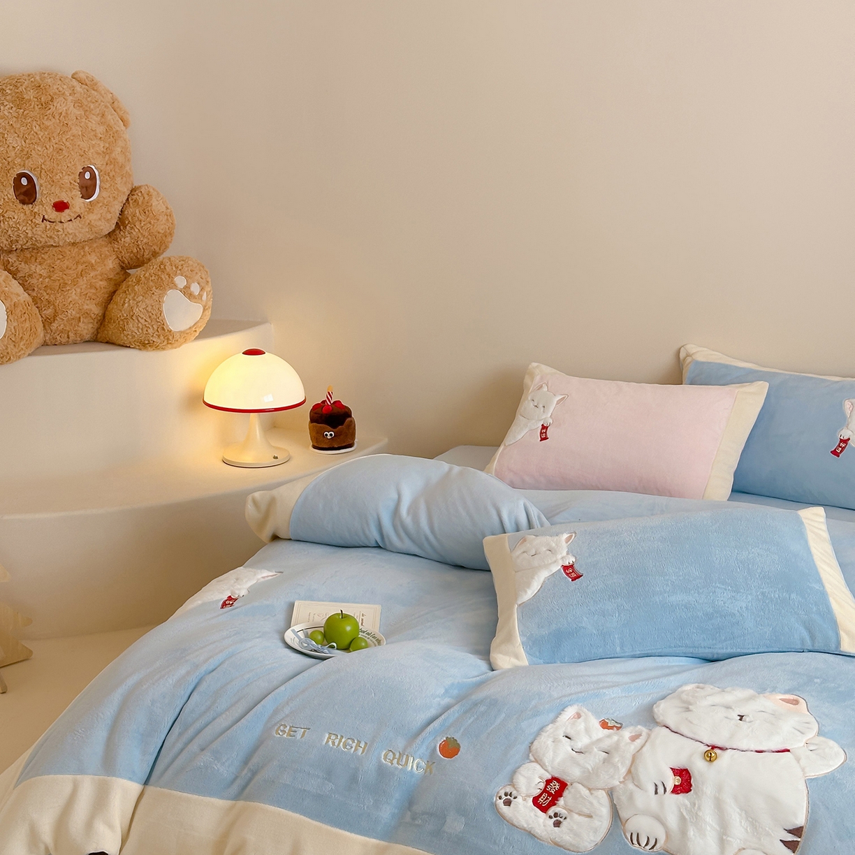 91家纺网 家纺一手货源 找家纺 JUICY 橘滋家纺 2025新款高定敲可爱招财猫牛奶奢绒系列四件套 （线上控价 券后不低于368元） 福抱抱招财猫-晴空微云