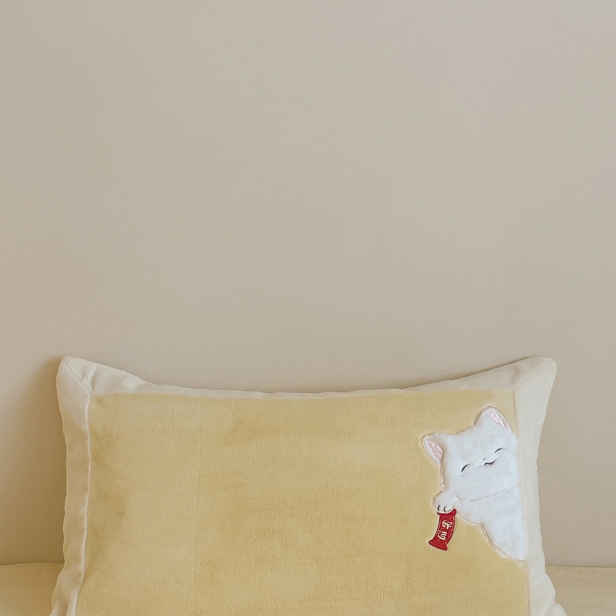 91家纺网 家纺一手货源 找家纺 JUICY 橘滋家纺 2025新款高定敲可爱招财猫牛奶奢绒系列四件套 （线上控价 券后不低于368元） 福抱抱招财猫-阳光奶酪