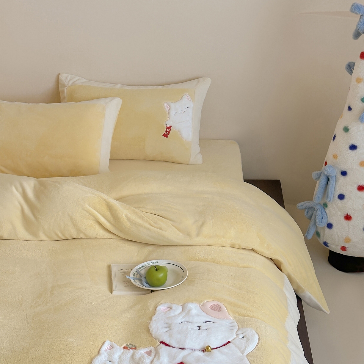 91家纺网 家纺一手货源 找家纺 JUICY 橘滋家纺 2025新款高定敲可爱招财猫牛奶奢绒系列四件套 （线上控价 券后不低于368元） 福抱抱招财猫-阳光奶酪