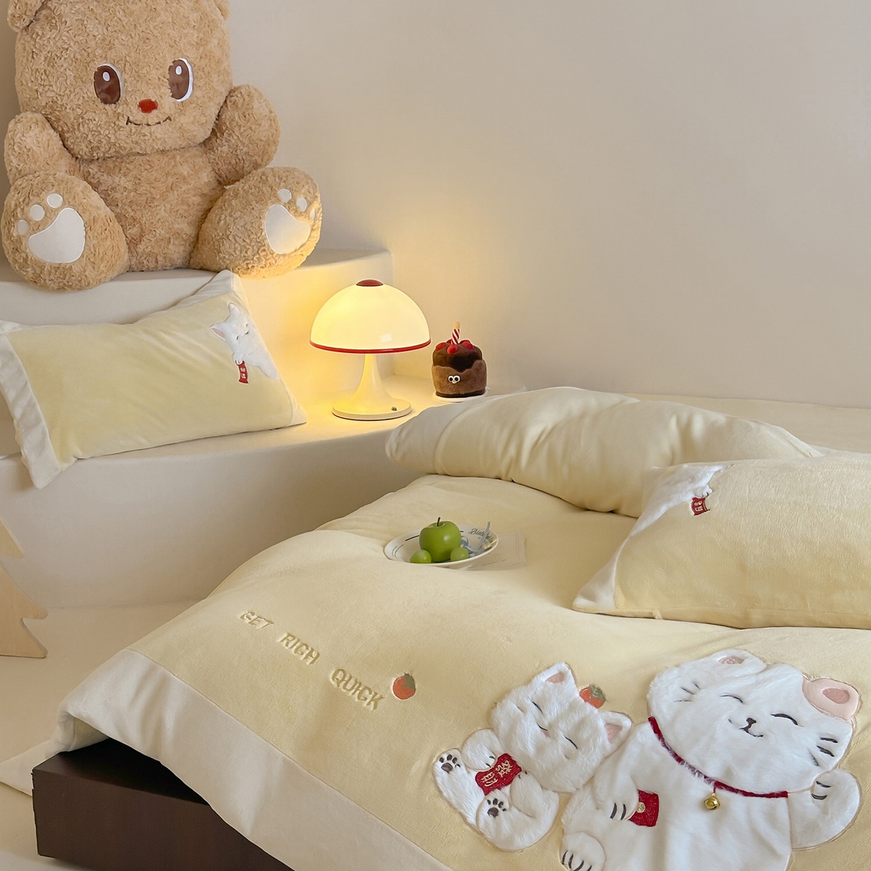 91家纺网 家纺一手货源 找家纺 JUICY 橘滋家纺 2025新款高定敲可爱招财猫牛奶奢绒系列四件套 （线上控价 券后不低于368元） 福抱抱招财猫-阳光奶酪