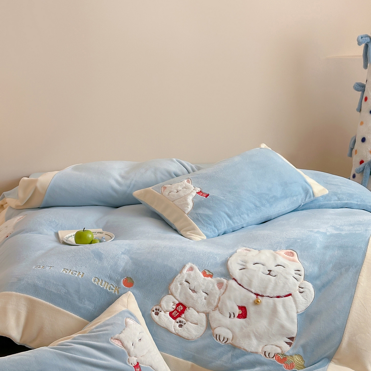 91家纺网 家纺一手货源 找家纺 JUICY 橘滋家纺 2025新款高定敲可爱招财猫牛奶奢绒系列四件套 （线上控价 券后不低于368元） 福抱抱招财猫-晴空微云