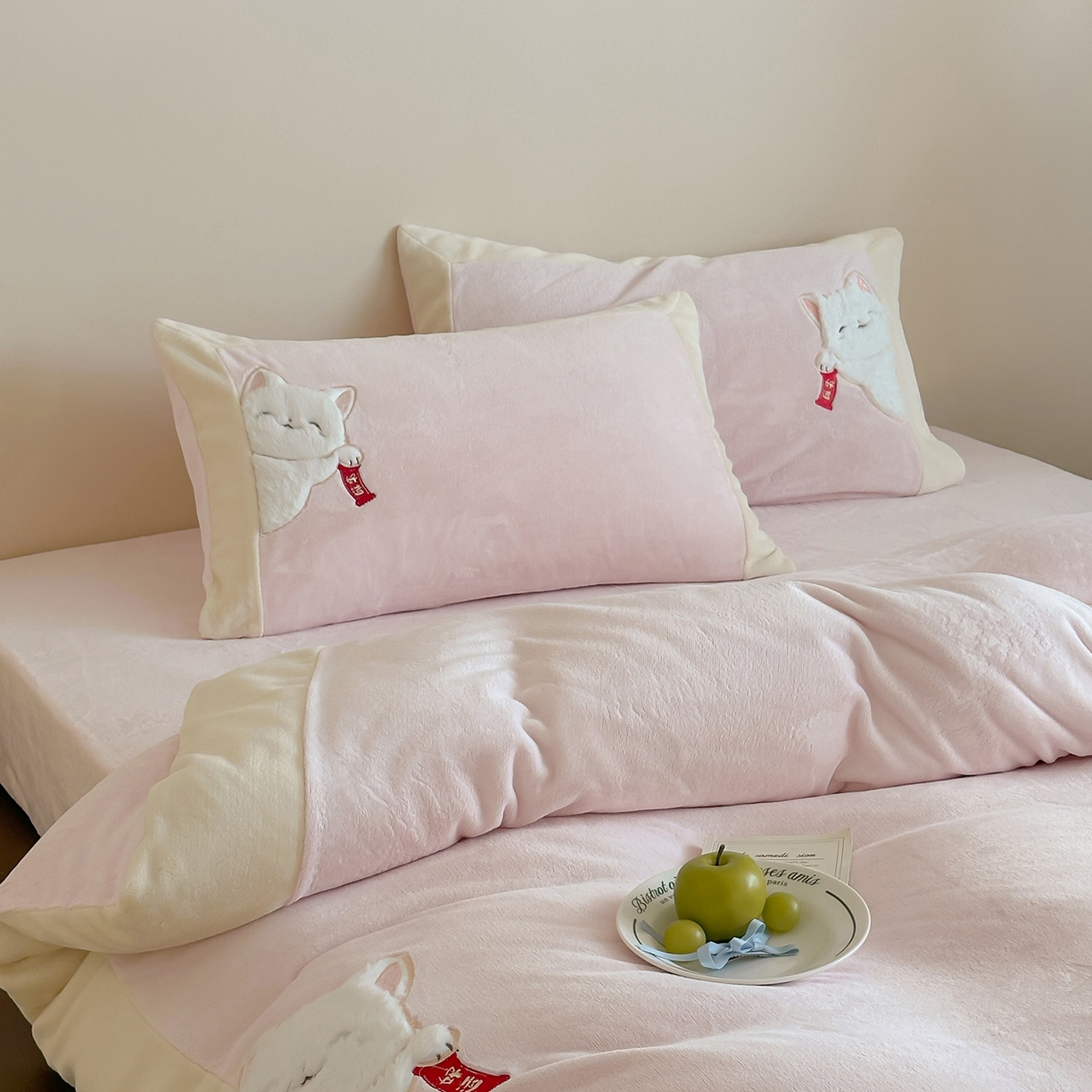 91家纺网 家纺一手货源 找家纺 （总）JUICY 橘滋家纺 2025新款高定敲可爱招财猫牛奶奢绒系列四件套 （线上控价 券后不低于368元）