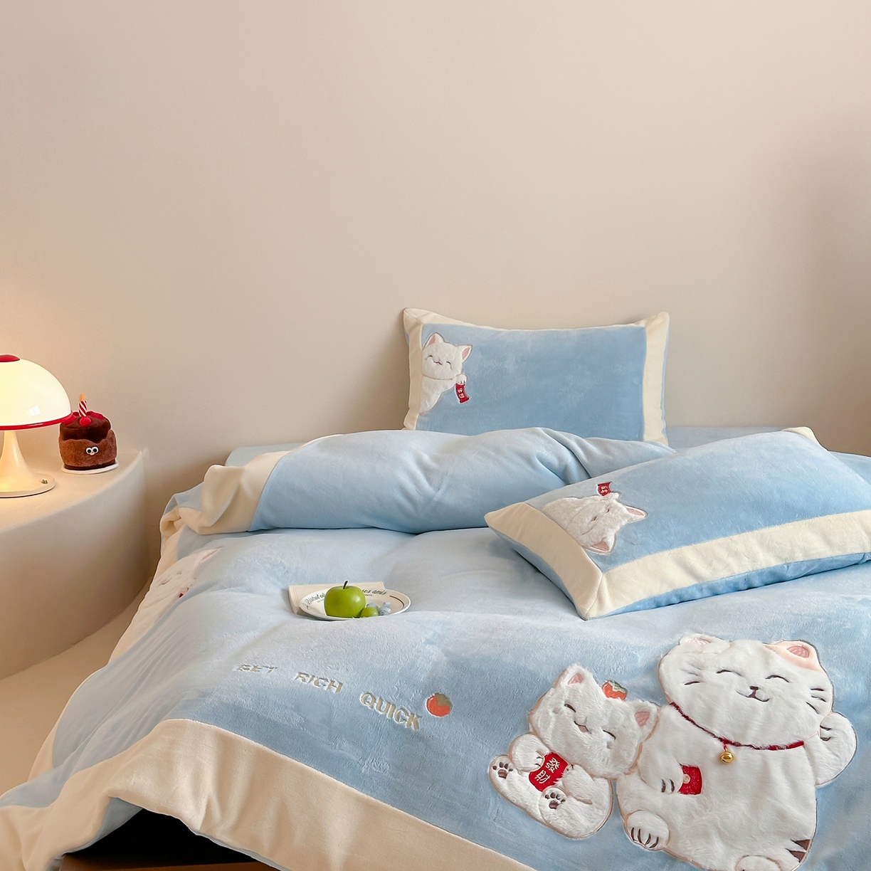 91家纺网 家纺一手货源 找家纺 JUICY 橘滋家纺 2025新款高定敲可爱招财猫牛奶奢绒系列四件套 （线上控价 券后不低于368元） 福抱抱招财猫-晴空微云