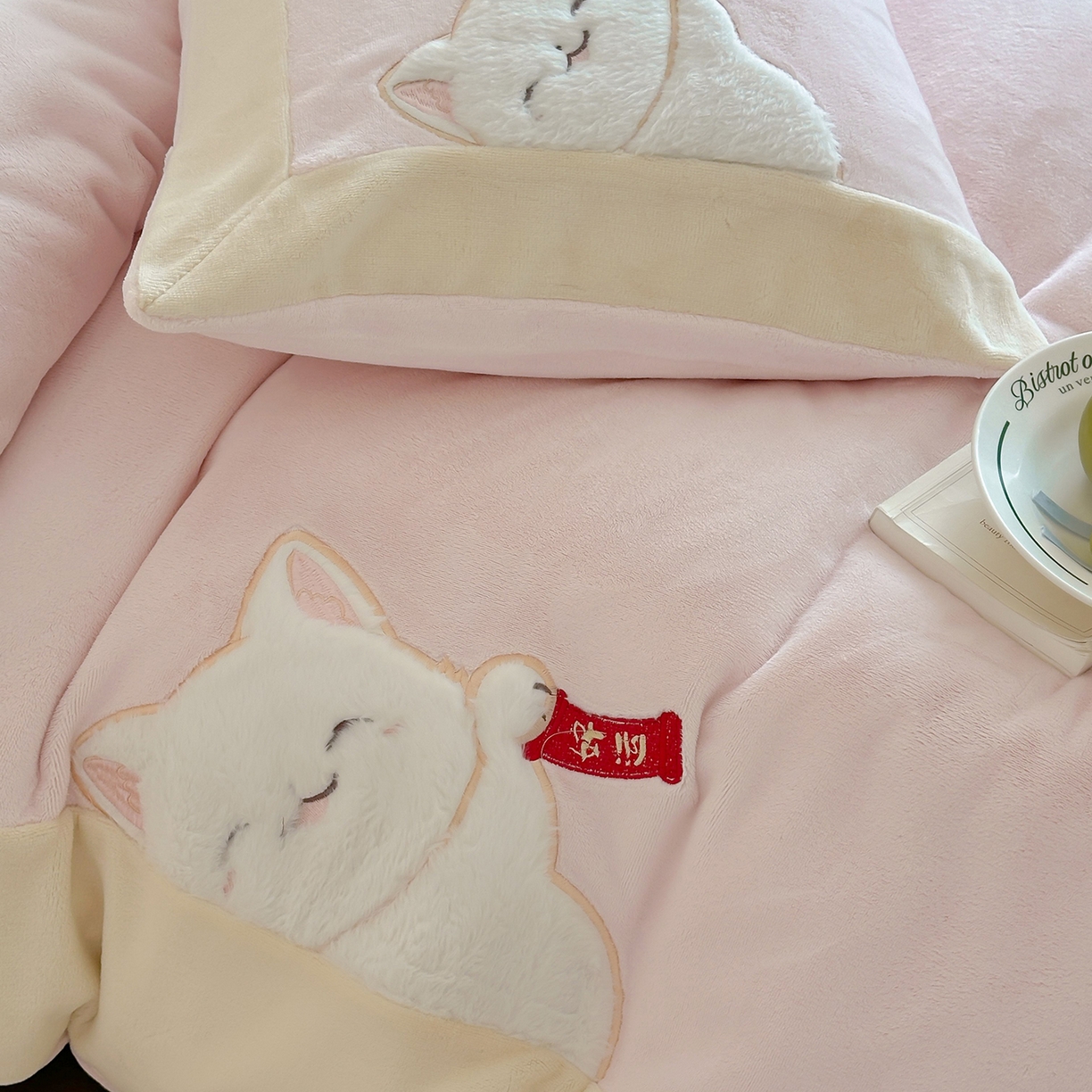 91家纺网 家纺一手货源 找家纺 JUICY 橘滋家纺 2025新款高定敲可爱招财猫牛奶奢绒系列四件套 （线上控价 券后不低于368元） 福抱抱招财猫-蜜桃软糖