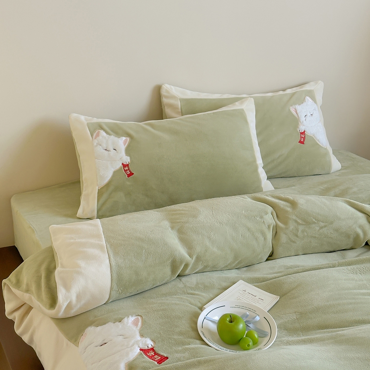 91家纺网 家纺一手货源 找家纺 JUICY 橘滋家纺 2025新款高定敲可爱招财猫牛奶奢绒系列四件套 （线上控价 券后不低于368元） 福抱抱招财猫-新春萌芽