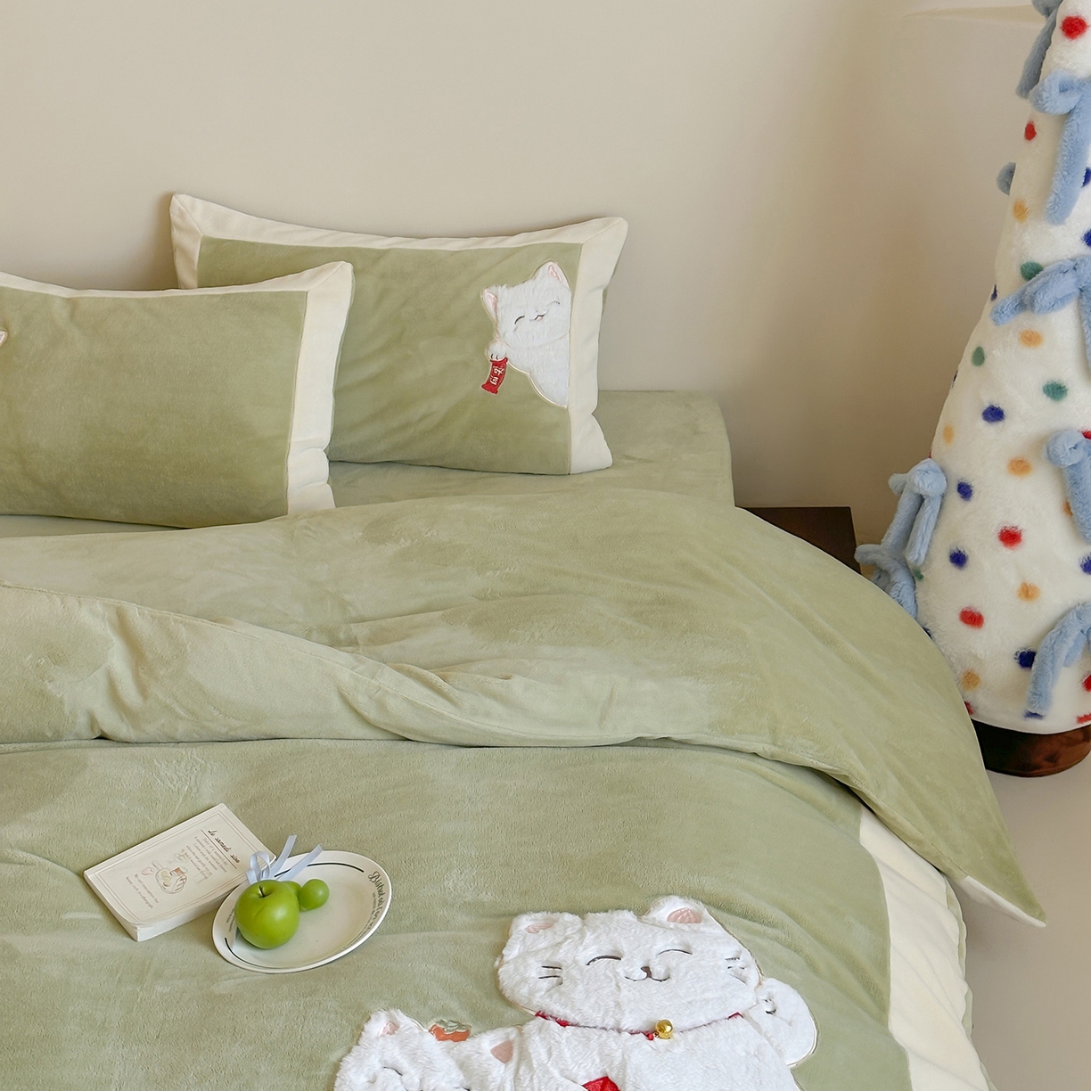 91家纺网 家纺一手货源 找家纺 JUICY 橘滋家纺 2025新款高定敲可爱招财猫牛奶奢绒系列四件套 （线上控价 券后不低于368元） 福抱抱招财猫-新春萌芽