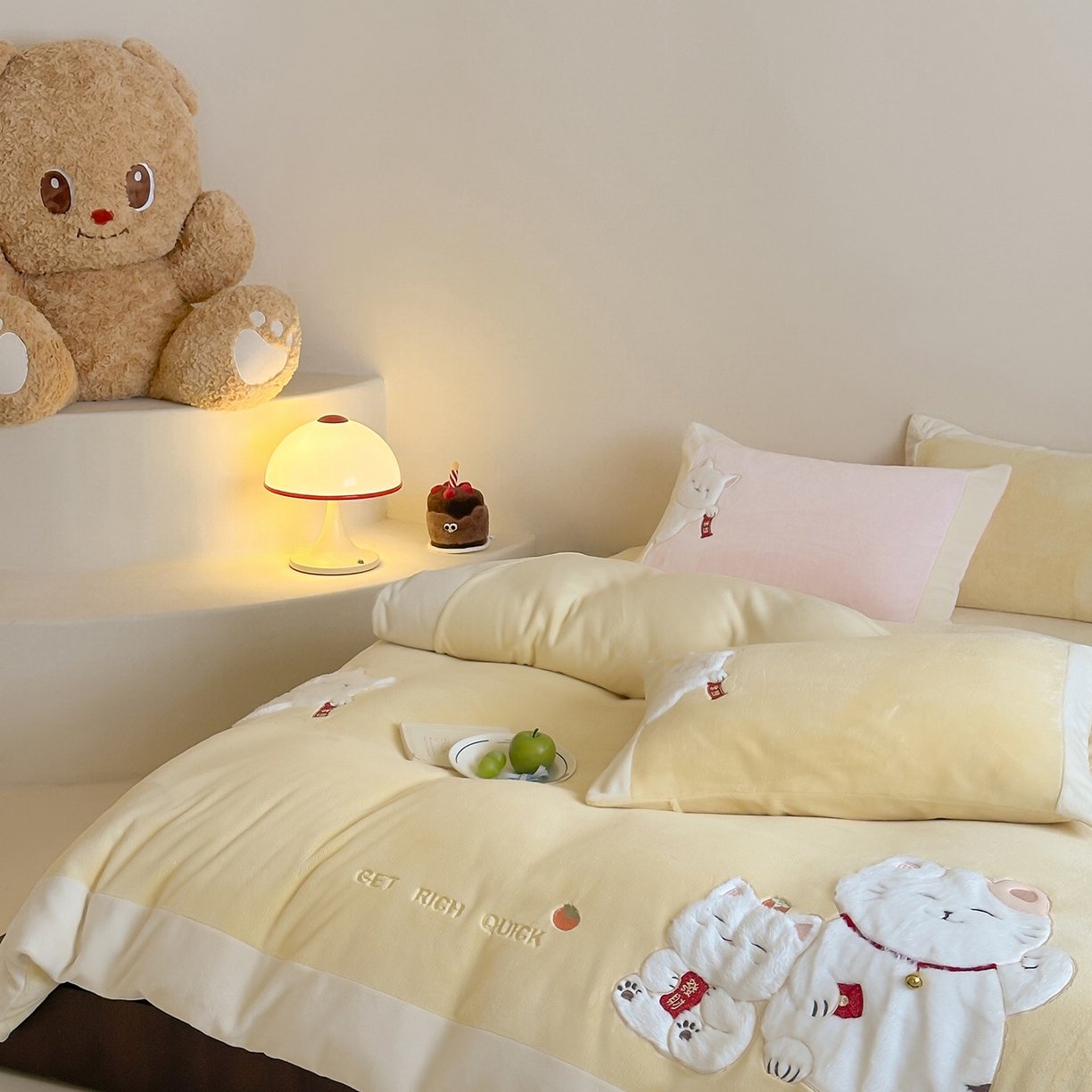 91家纺网 家纺一手货源 找家纺 JUICY 橘滋家纺 2025新款高定敲可爱招财猫牛奶奢绒系列四件套 （线上控价 券后不低于368元） 福抱抱招财猫-阳光奶酪