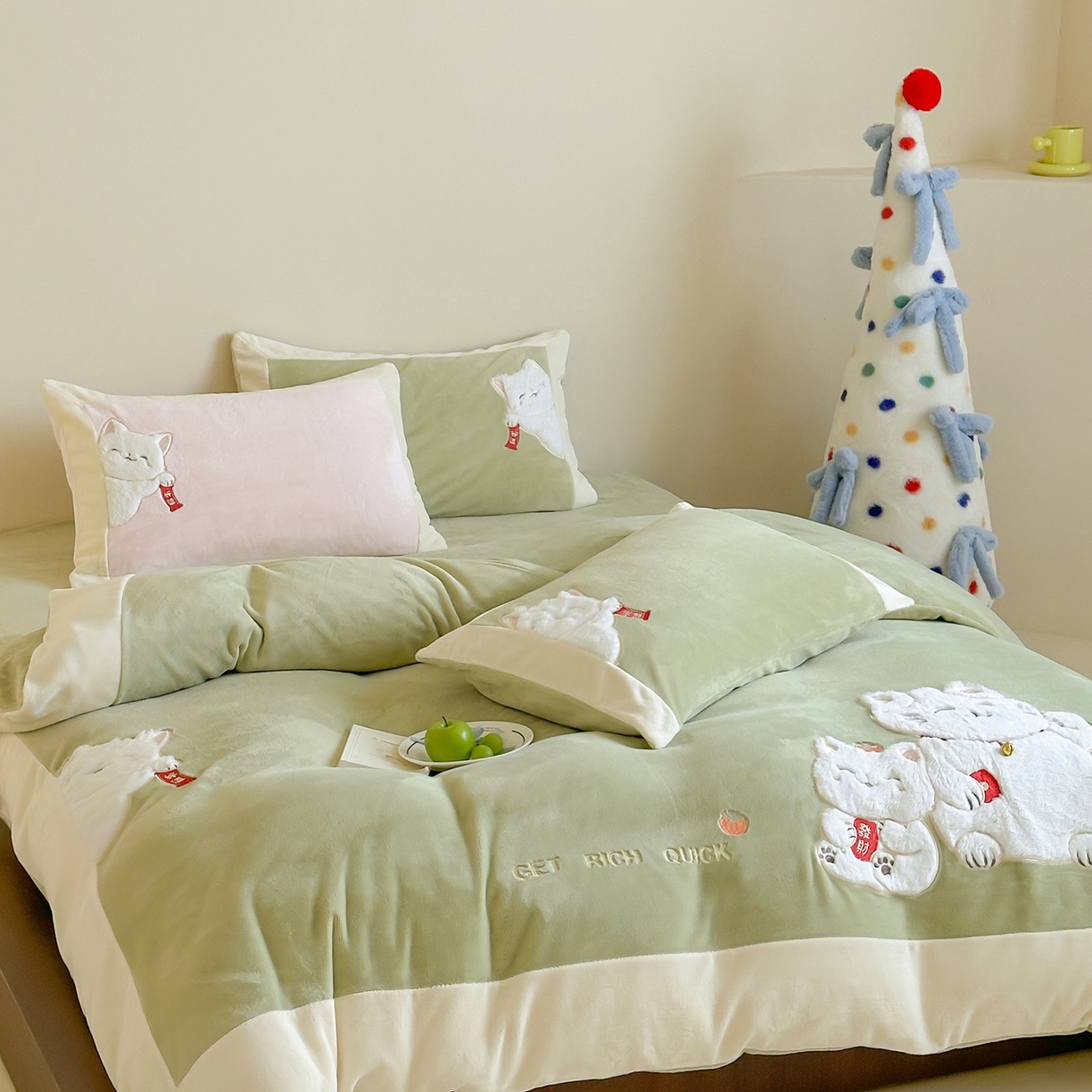 91家纺网 家纺一手货源 找家纺 JUICY 橘滋家纺 2025新款高定敲可爱招财猫牛奶奢绒系列四件套 （线上控价 券后不低于368元） 福抱抱招财猫-新春萌芽