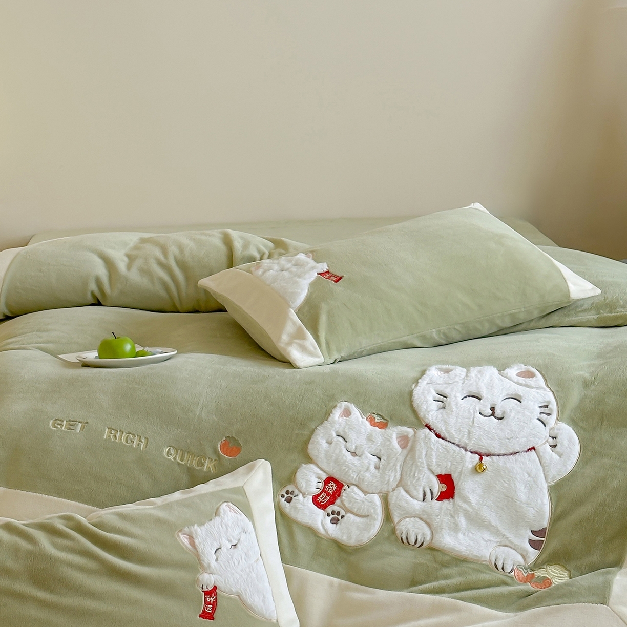 91家纺网 家纺一手货源 找家纺 JUICY 橘滋家纺 2025新款高定敲可爱招财猫牛奶奢绒系列四件套 （线上控价 券后不低于368元） 福抱抱招财猫-新春萌芽