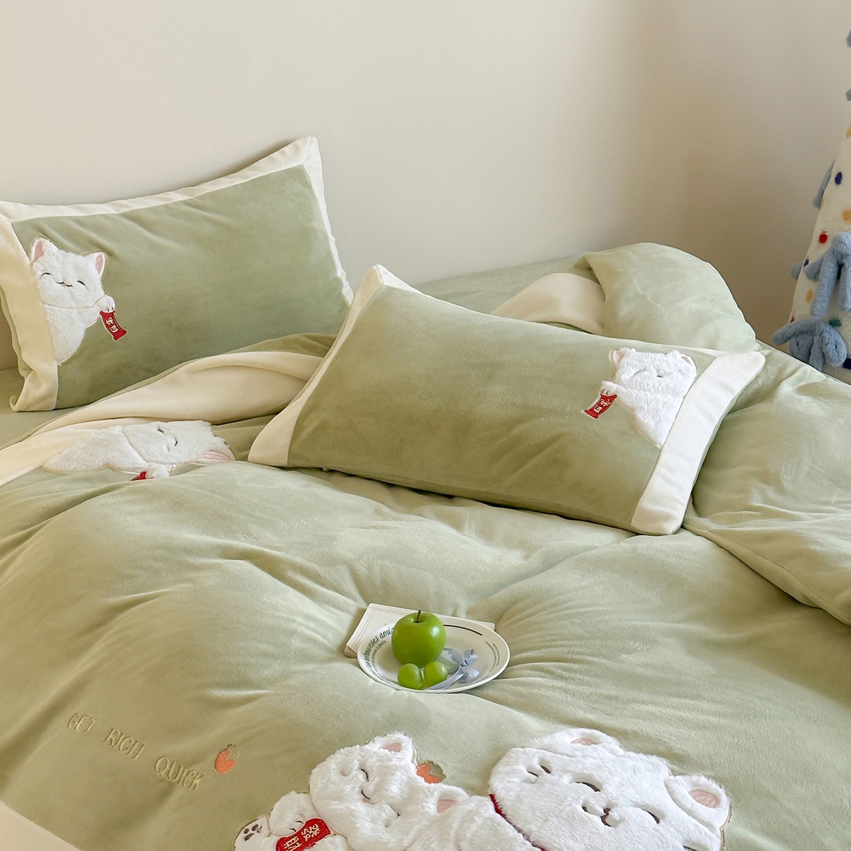 91家纺网 家纺一手货源 找家纺 JUICY 橘滋家纺 2025新款高定敲可爱招财猫牛奶奢绒系列四件套 （线上控价 券后不低于368元） 福抱抱招财猫-新春萌芽