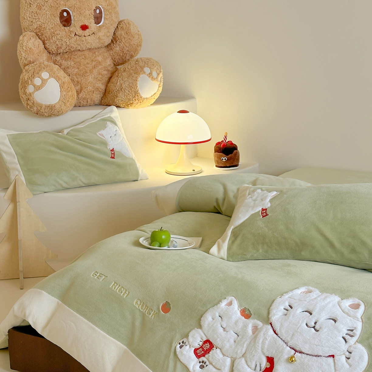 91家纺网 家纺一手货源 找家纺 JUICY 橘滋家纺 2025新款高定敲可爱招财猫牛奶奢绒系列四件套 （线上控价 券后不低于368元） 福抱抱招财猫-新春萌芽