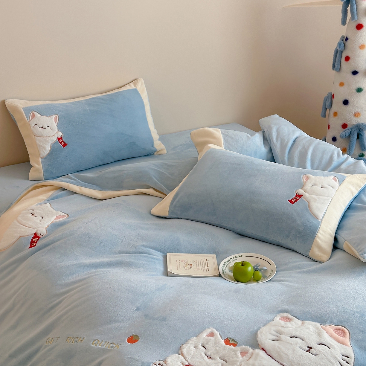 91家纺网 家纺一手货源 找家纺 JUICY 橘滋家纺 2025新款高定敲可爱招财猫牛奶奢绒系列四件套 （线上控价 券后不低于368元） 福抱抱招财猫-晴空微云