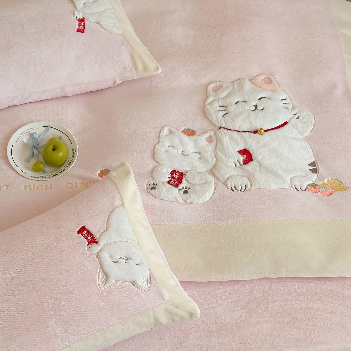 91家纺网 家纺一手货源 找家纺 JUICY 橘滋家纺 2025新款高定敲可爱招财猫牛奶奢绒系列四件套 （线上控价 券后不低于368元） 福抱抱招财猫-蜜桃软糖