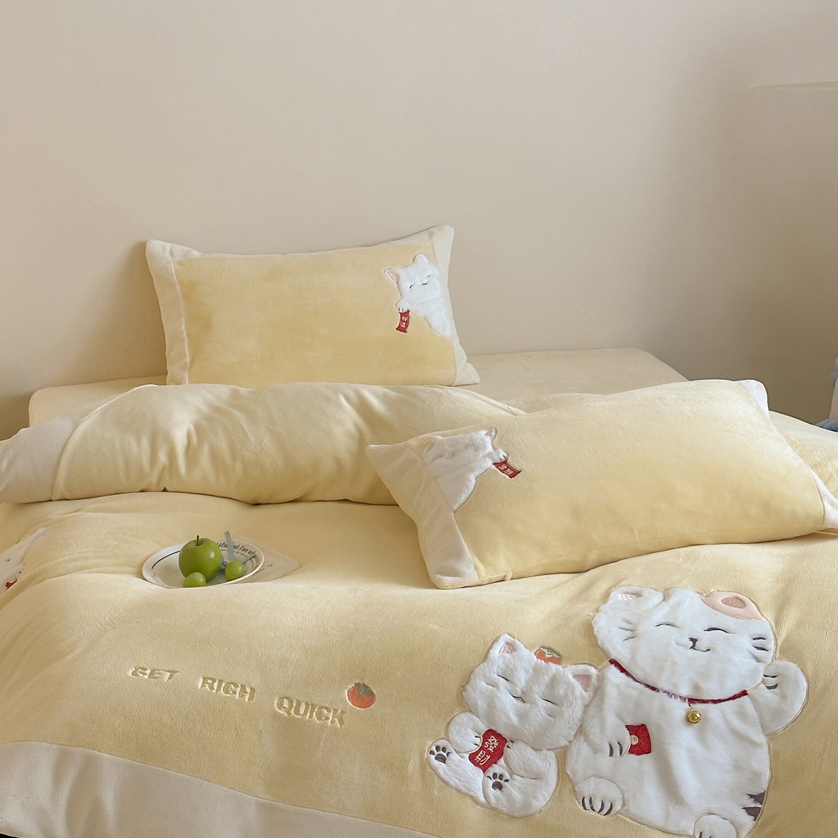 91家纺网 家纺一手货源 找家纺 JUICY 橘滋家纺 2025新款高定敲可爱招财猫牛奶奢绒系列四件套 （线上控价 券后不低于368元） 福抱抱招财猫-阳光奶酪